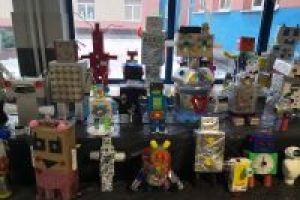 Zdjęcie: roboty recyklingowe wykonane przez uczniów