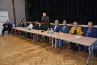 Zdjęcie: Przedstawiciele władz samorządowych siedzący przed sceną w Mszczonowskim Ośrodku Kultury