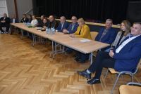 Zdjęcie: Przedstawiciele władz samorządowych siedzący przed sceną w Mszczonowskim Ośrodku Kultury